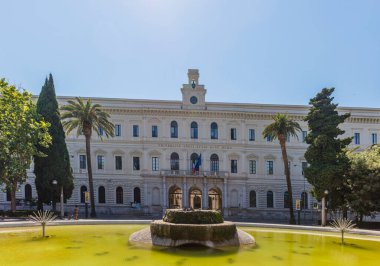 BARI, ITALY, 5 Haziran 2017: Bari 'deki Univarsita Degli Studi' nin dış görünüşü, Aldo Moro Üniversitesi olarak da bilinir..