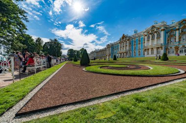 PETERSBURG, RUSSIA - 12 AĞUSTOS 2018: Peterhof Sarayı, UNESCO dünya mirası sahası, çeşmeler ve bahçeler.
