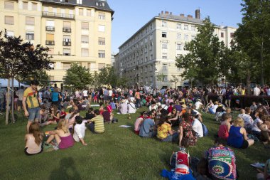 BUDAPEST, HUNGARY - 6 Temmuz 2013 'te Budapeşte, Macaristan' da LGBT (lezbiyen, gey, biseksüel ve transseksüel) haklarını desteklemek için düzenlenen Eşcinsel Onur Yürüyüşüne kimliği belirsiz kişiler katıldı..