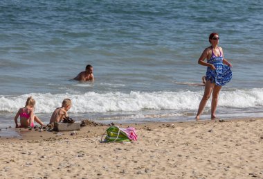 ELENITE, BULGARIA - 16 Temmuz 2016: Elenite Holiday Village plajında, Elenite Holiday Village 'ın sadece 10 km kuzeyinde bulunan insanlar şık villalar ve otel konaklamaları sunuyor  