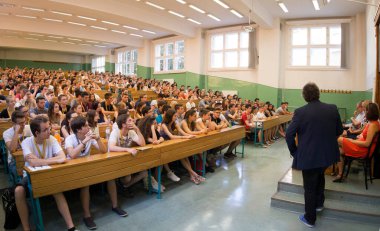 BUDAPEST, HUNGARY - 02 Eylül 2015: Budapeşte 'deki ELTE konferans salonunda kimliği belirsiz öğrenciler. Eotvos Lorand Üniversitesi (ELTE) Macaristan 'ın en büyük ve en eski üniversitesidir..
