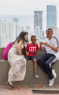 CARTAGENA, COLOMBIA - 29 Ekim 2015: Cartagena 'nın yeni bölümünün panoramasını izleyen insanlar. Kolombiya 'nın en büyük beşinci şehri ve Barranquilla' dan sonra bölgenin en büyük ikinci şehridir..