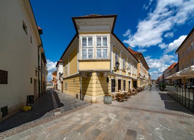 GYOR - 4 Haziran 2020: Gyor, Macaristan şehir merkezi. Gyor 'un güzel bir barok eski şehri var..