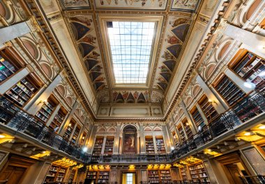 Güzel tarihi binanın içi.