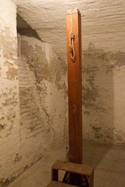 Duvarı olan eski ahşap kapı