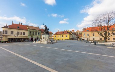 EGER, HUNGARY - 21 Mart 2016: Eğer şehir merkezi, Heves ilçesi ve Kuzey Macaristan 'ın ikinci büyük şehri (Miskolc' ten sonra)).