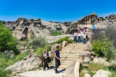 Gobustan, Azerbaycan - 9 Mayıs 2019: İnsanlar Bakü, Azerbaycan yakınlarındaki Gobustan Milli Parkı 'nı ziyaret ediyor.