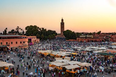 Tanımlanamayan kişiler 3 Haziran 2013 'te Marakeş, Fas' ta Jemaa el Fna Meydanı 'nı ziyaret ederler. Meydan UNESCO Dünya Mirası 'nın bir parçası