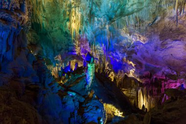 Prometheus CAVE, GEORGIA - 24 Temmuz 2015 'te Tskaltubo, Georgia yakınlarındaki Prometheus mağarası. Bu Gürcistan 'ın doğal harikalarından biridir. Sarkıtların ve dikitlerin nefes kesici örneklerinden biridir..