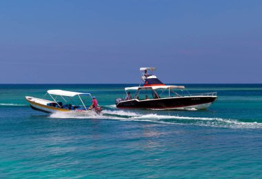 CARTAGENA, COLOMBIA - 29 Ekim 2015: Cartagena 'dan 100 km uzaklıktaki Islas Rosario' da küçük bir tekne. Kolombiya 'nın 46 Doğal Milli Parkından biridir..