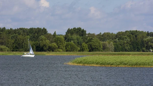 Вітрильний Човен Озері — стокове фото