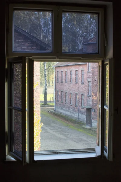 Altes Holzfenster Mit Kleinem Fenster — Stockfoto