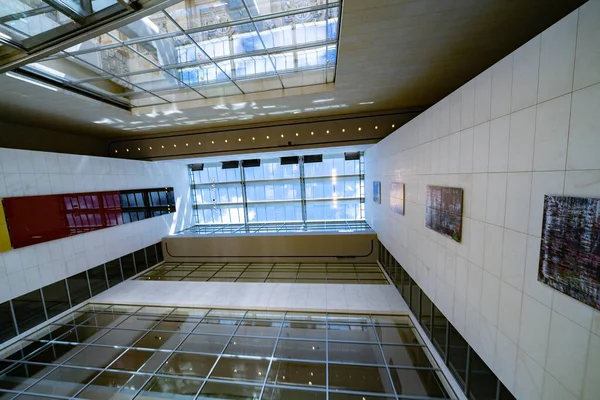Pencereli Modern Ofis Binası — Stok fotoğraf