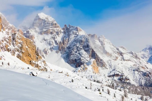 Wunderschöne Berglandschaft Mit Schnee Und Blauem Himmel — Stockfoto