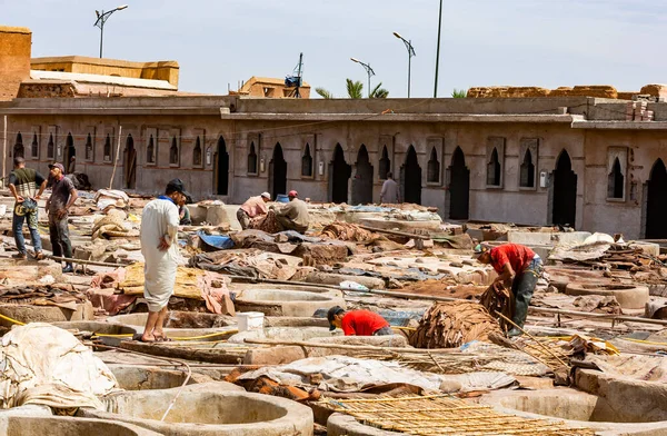 Marrakesh Morocco Ιουνιου Άγνωστα Άτομα Εκτελούν Έργο Στο Σουκ Βυρσοδεψείο — Φωτογραφία Αρχείου