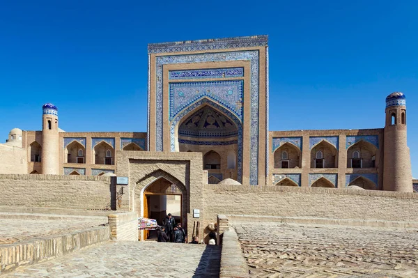 Khiva Uzbekistan Maart Ongeïdentificeerde Mensen Bezoeken Het Fort Van Khiva — Stockfoto