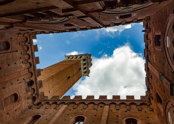 イタリアのシエナ市にある中世の古城の眺め — ストック写真