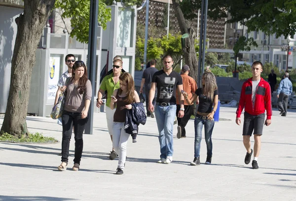 Groupe Personnes Marchant Dans Ville — Photo