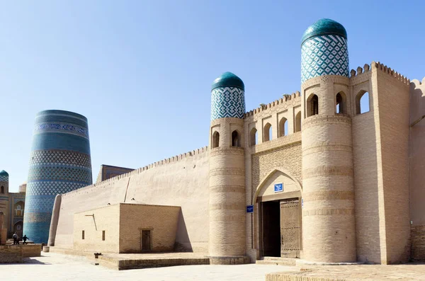 Minarete Religião Céu Claro Oman Muscat Antiga Mesquita — Fotografia de Stock