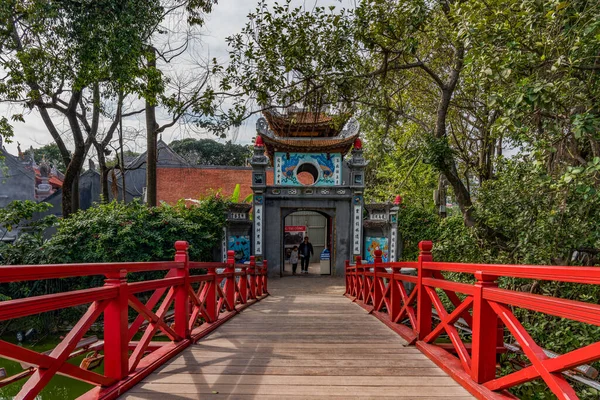越南通往佛教庙宇的桥梁 — 图库照片