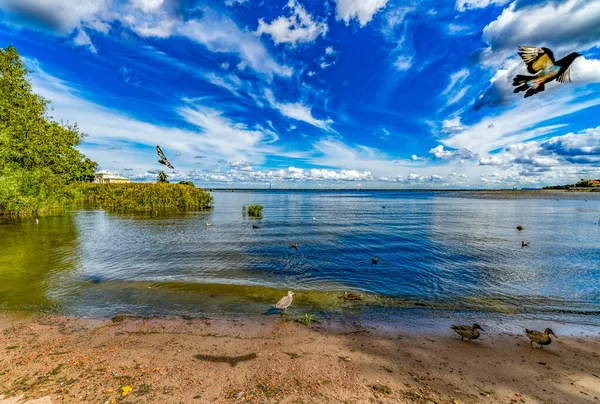 Hermoso Paisaje Con Lago Nubes — Foto de Stock