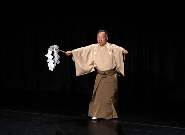 Hombre Japonés Kimono Actuando Escenario — Foto de Stock