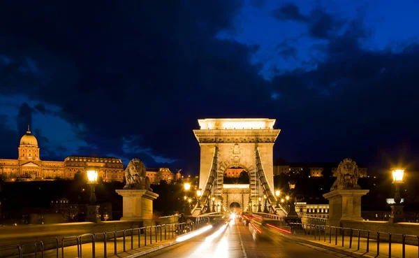 Vista Notturna Del Ponte Della Catena Del Parlamento Ungherese — Foto Stock