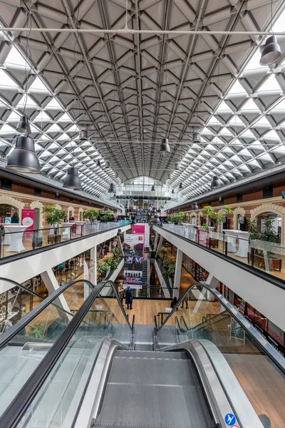 现代购物中心的内部 — 图库照片