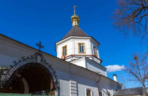 Vista Della Chiesa Ortodossa Russa Primavera — Foto Stock