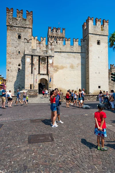 Sirmione Italien Juli 2018 Scaliger Schloss Jahrhundert Sirmione Gardasee Italien — Stockfoto