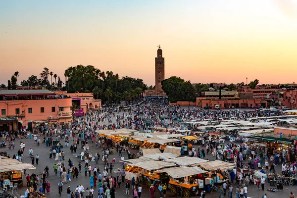 Marrakesh Morocco Czerwca Niezidentyfikowani Ludzie Odwiedzają Plac Jemaa Fna Czerwca — Zdjęcie stockowe