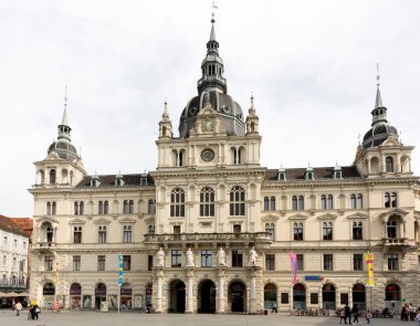 GRAZ, AUSTRIA - 2 Mayıs 2014 'te Avusturya' nın Graz kentindeki ana meydandaki belediye binası. 300.000 kişilik nüfusuyla Graz, Avusturya 'nın ikinci en büyük şehri ve federal Styria eyaletinin başkentidir..