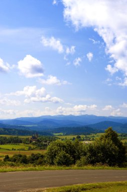 Dağın manzarası ve tarlası.