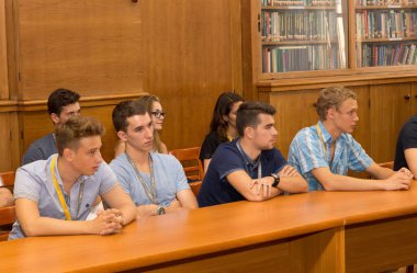 BUDAPEST, HUNGARY - 02 Eylül 2015: Budapeşte 'deki ELTE konferans salonunda kimliği belirsiz öğrenciler. Eotvos Lorand Üniversitesi (ELTE) Macaristan 'ın en büyük ve en eski üniversitesidir..