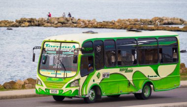 CARTAGENA, COLOMBIA - 29 Ekim 2015: Cartagena 'da renkli otobüs. Kolombiya 'nın en büyük beşinci şehri ve Barranquilla' dan sonra bölgenin en büyük ikinci şehridir..