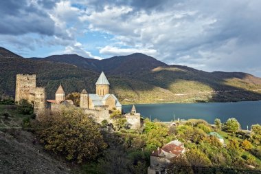 Dağlardaki eski kilise.