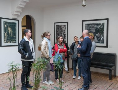 Sanat galerisini ziyaret edenler