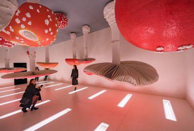 Modern müzenin içinde mantar heykeller var.