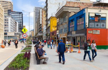 BOGOTA, COLOMBIA - 22 Ekim 2015: Kimliği belirsiz insanlar La Candelaria 'nın diskinde yürüyorlar. La Candelaria Bogota 'nın tarihi merkezi. Kolombiya 'nın başkenti burada 1538' de kuruldu.
