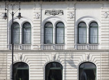 Duvarı olan eski ve antika bir pencere