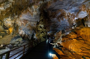 Phong Nha-Ke Bang Ulusal Parkı, Vietnam - 1 Ocak 2019: Cennet Mağarası. Orman karst tepeleriyle çevrili bu olağanüstü mağara sistemi 31 km boyunca uzanır..