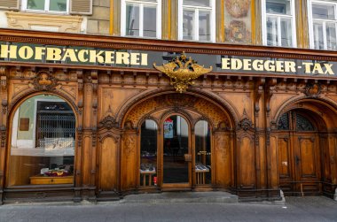 GRAZ, AUSTRIA - 2 Mayıs 2014: Edegger pastanesinin cephesi Graz 'daki en eski fırın.