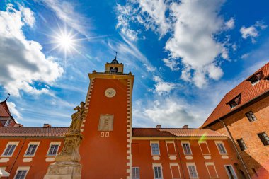 Kilisenin kulesi olan eski belediye binasının manzarası.