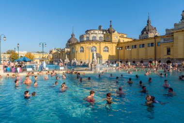 Budapeşte, Macaristan. 16 Nisan 2016: Macaristan 'ın Budapeşte kentinde güneşli bir günde Szechenyi Hamamları.