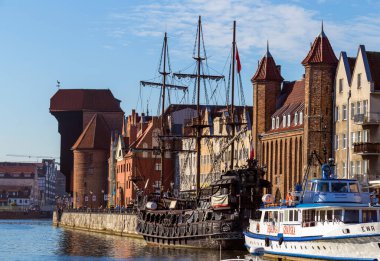 GDANSK, POLAND - 19 Eylül 2015: Gdansk 'ın yenilenmiş şehir merkezi. Şehir, ortaçağ eski kasaba mimarisi ile Polonya Pomeranya 'nın tarihi başkentidir..