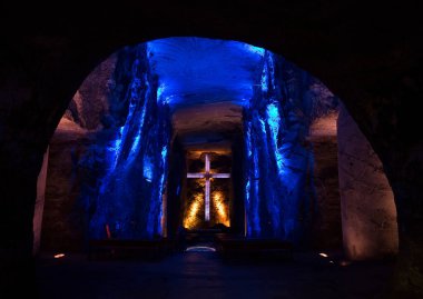 ZIPAQUIRA, COLOMBIA - 22 Ekim 2015: Yeraltı tuz katedralindeki şapel Zipaquira çok renkli tünellerde bir madenden inşa edildi.  