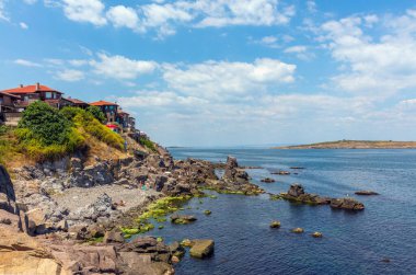 SOZOPOL, BULGARIA, 22 Temmuz 2016: Central Beach and view of the Old Town. Sozopol MÖ 7. yüzyılda Yunan sömürgeciler tarafından kuruldu. Günümüzde ülkenin en büyük sahil beldelerinden biridir.