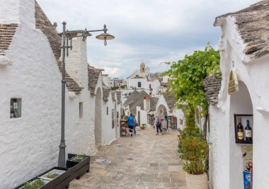 Alberobello, İtalya 'daki tipik Trulli evlerinin manzarası