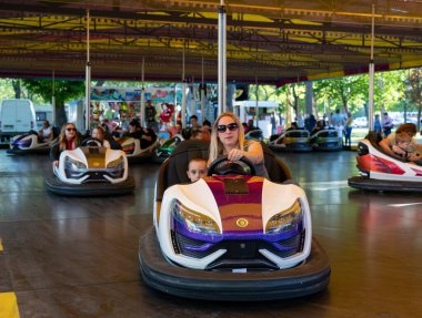 Budapeşte, Macaristan - 21 Nisan 2019: Budapeşte 'deki Bikas parkında çarpışan arabalardaki (dodgem) insanlar.