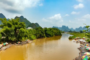 Vietnam 'daki nehir ve dağların güzel manzarası